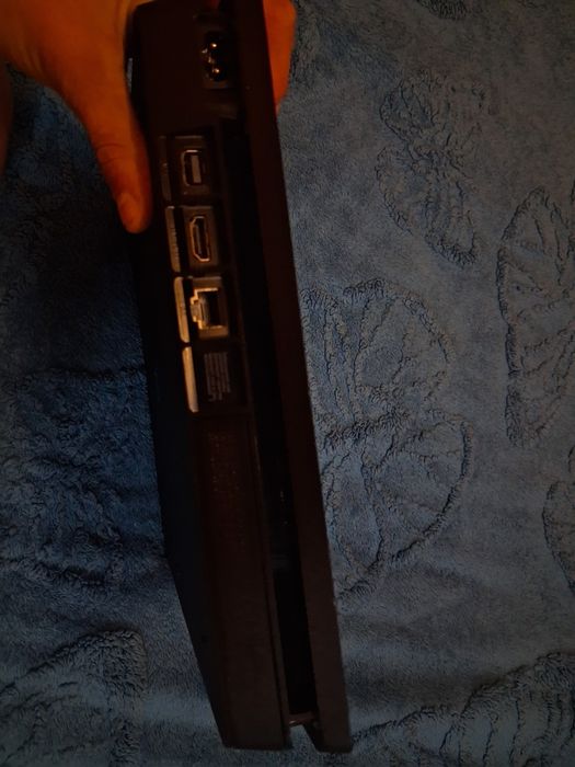 Продаю PS4 срочно