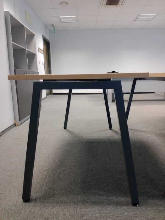 Продавам маси -2 броя