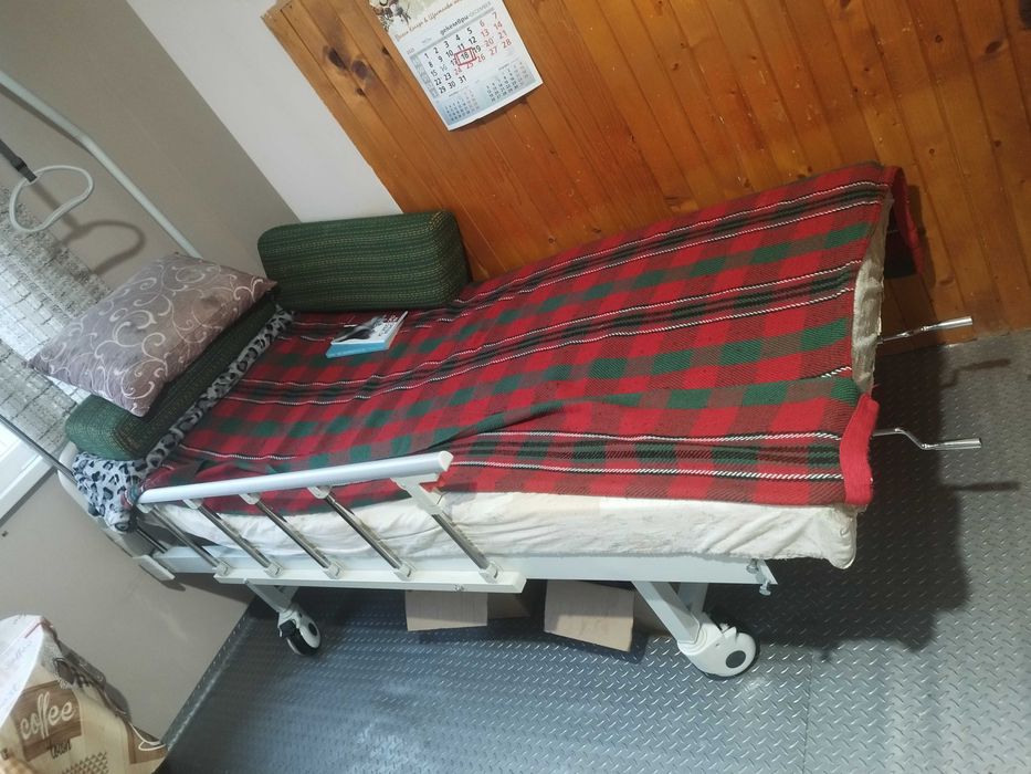 Механично болнично легло