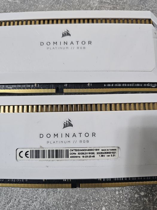 Memorie Corsair DOMINATOR PLATINUM RGB, 32GB DDR4, 4000MHz CL19, Dual