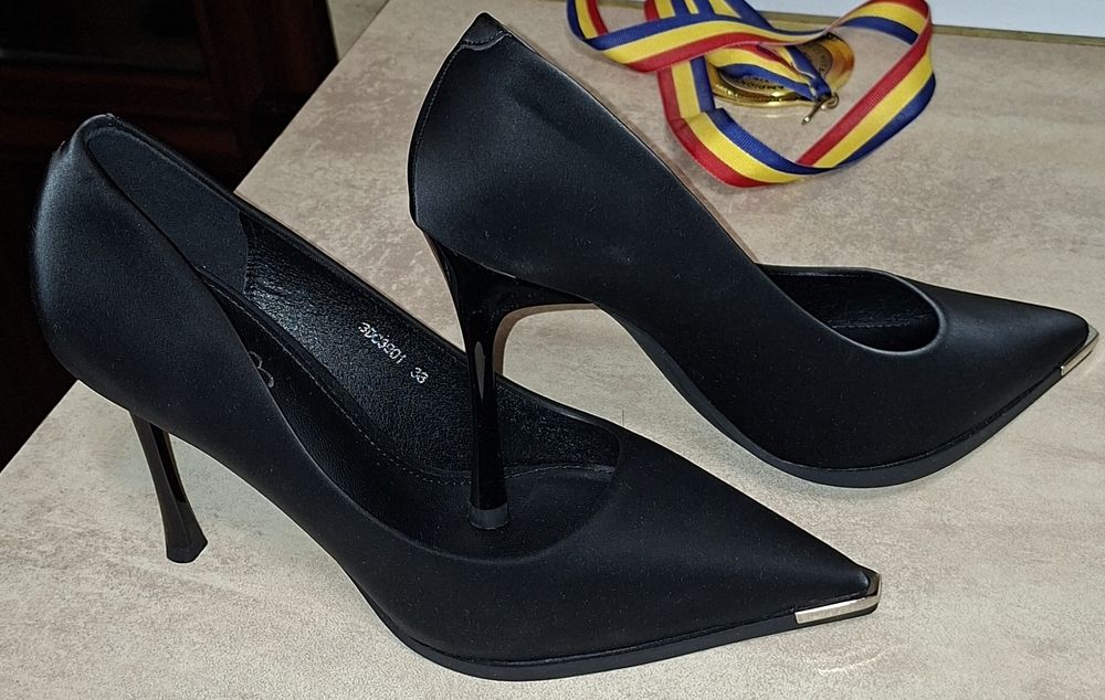 Pantofi stiletto