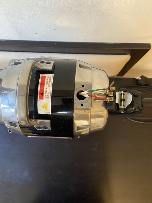 Vând mașină de croit(curis)