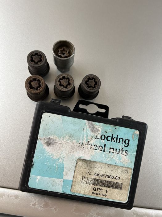 Секретни болтове за Тойота, Лексус