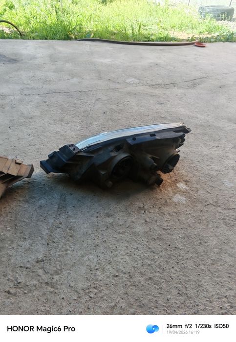 Toyota Avensis фары