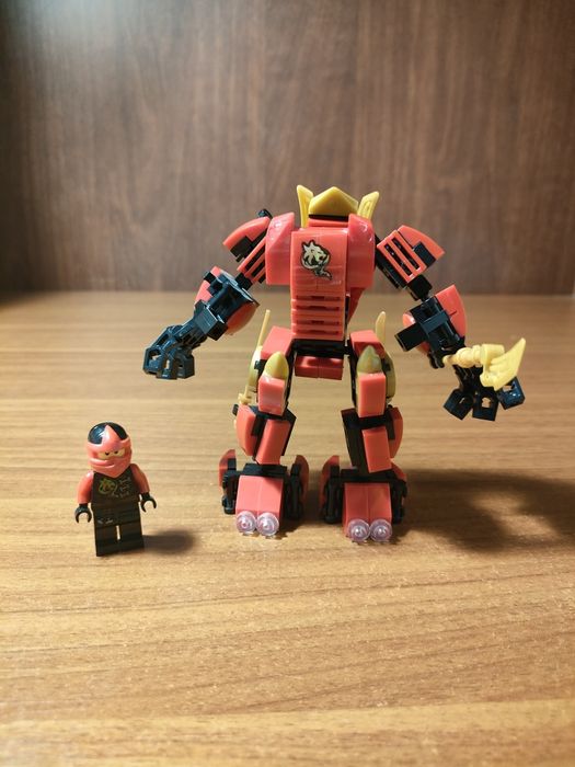 Lego robotul lui Jay și lego robotul nyei