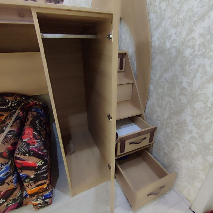 Детская кровать,  двухъярусная.