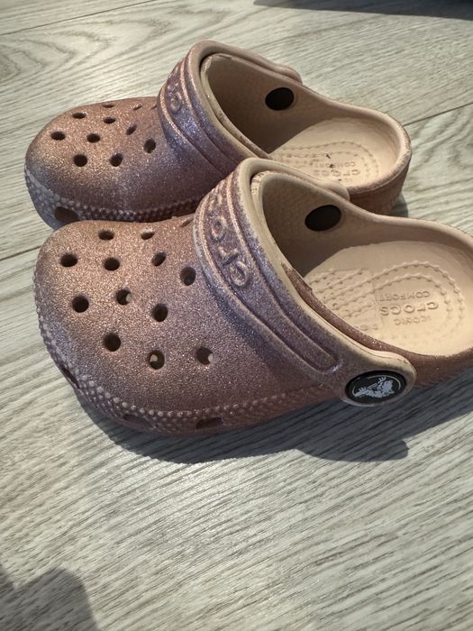 Crocs stralucitori