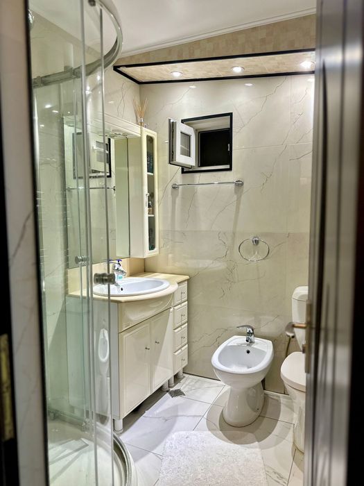 APARTAMENT la CHEIE  mobilat si utilat in zona Bvd Poitiers-Continental suprf 70 mp LIBER !