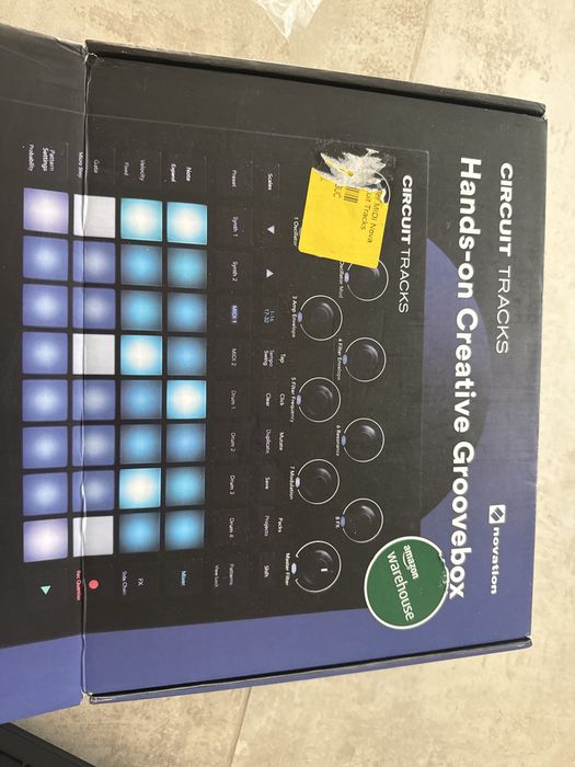 Novation Circuit Tracks, un groovebox autonom pentru producție muzicală.