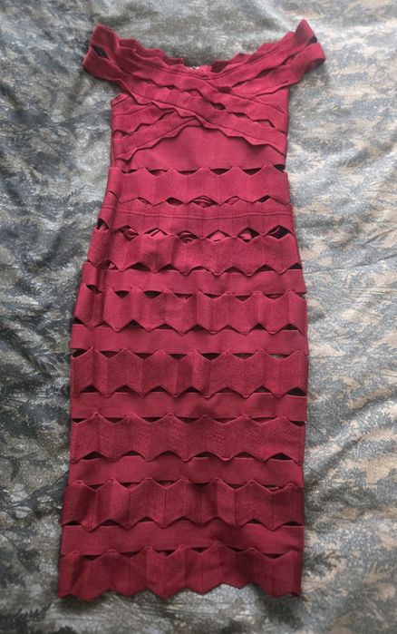 Изящна рокля в цвят бордо