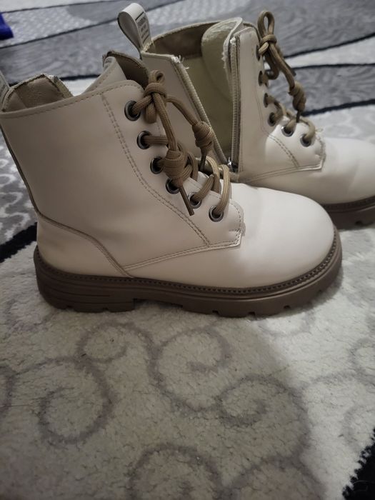 Продам демисезонные ботиночки.