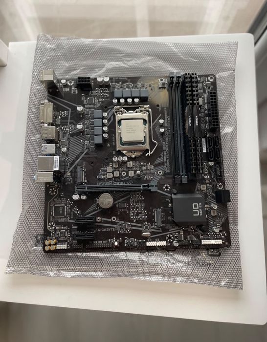 • Placa baza Gigabyte B560M •