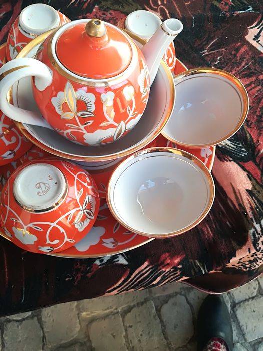 Продаются сервизы разные на 6 персон новые из серванта