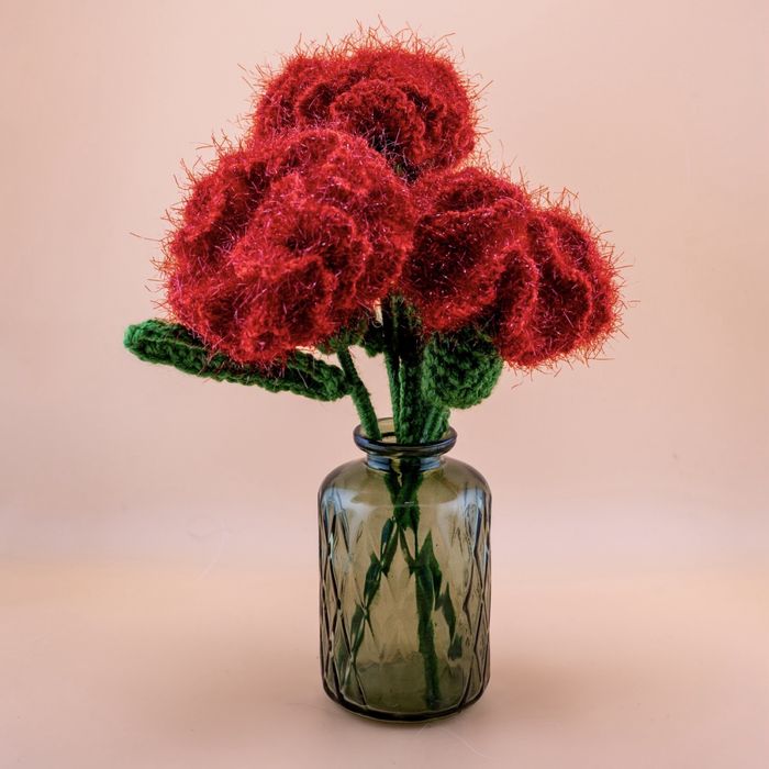 Aranjament cu flori croșetate - Garoafe roșii
