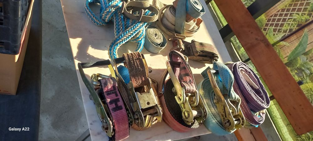 3 cinghii cu crichete 1 pentru tractat și încă 3crichete +varii corzi pentru ridicat  materiale