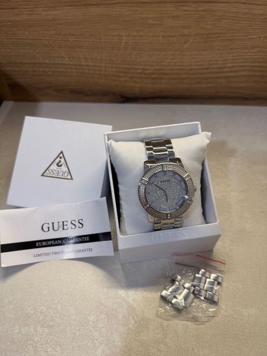 Кварцов часовник на Guess