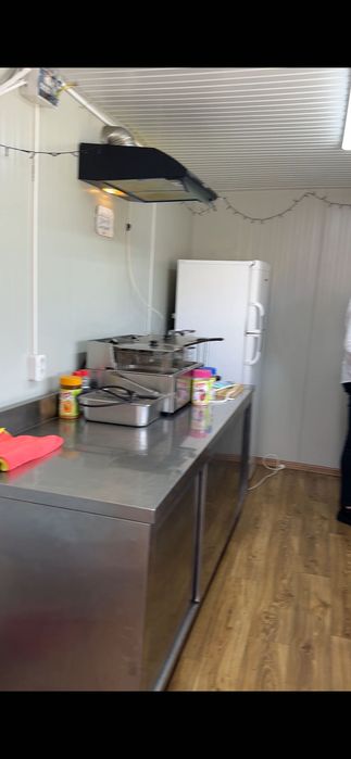 Container comercial complet utilat și mobilat