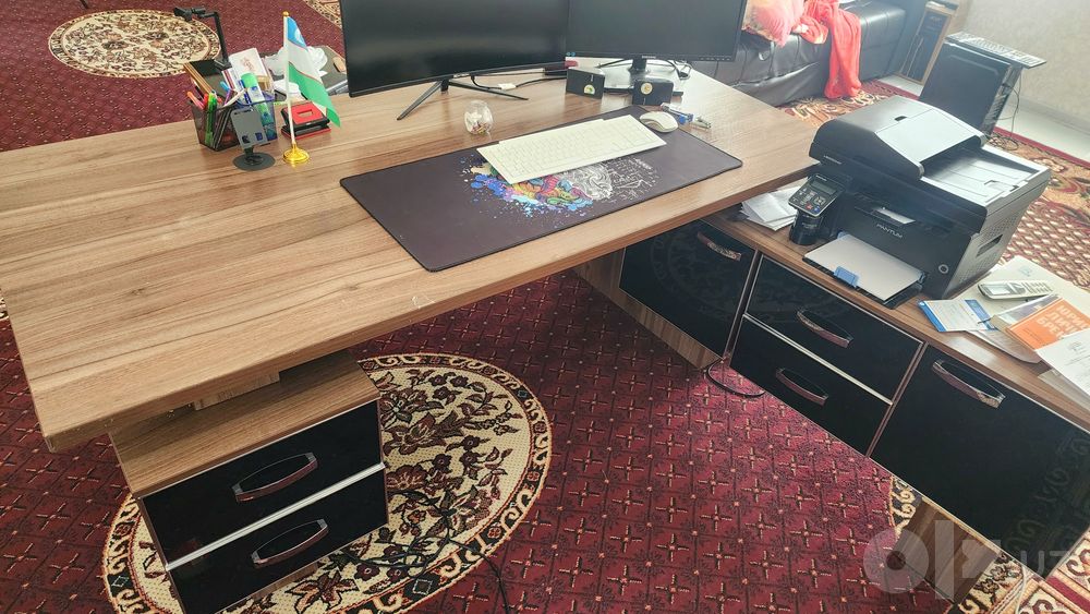 Katta ofis stoli - tumba va tortmalari bilan
