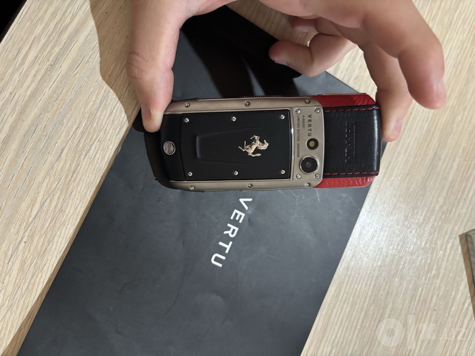 Телефон Vertu б/у колобарация с Ferrari красного цвета