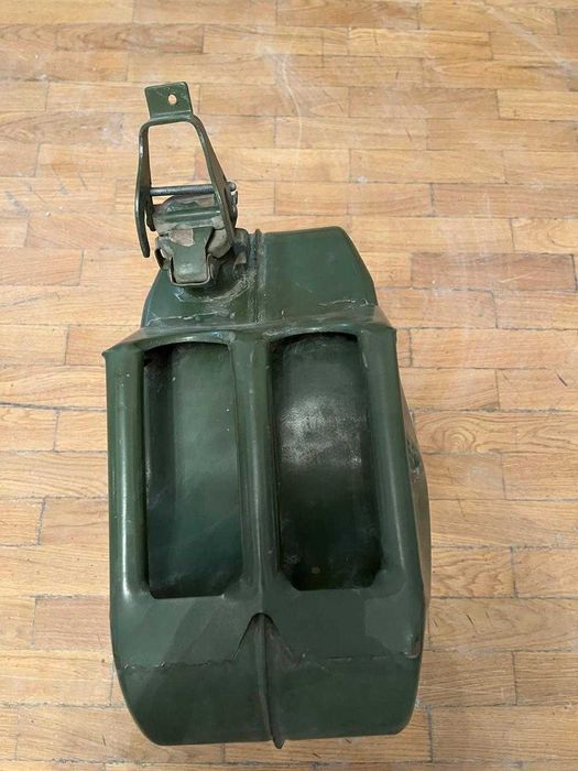 Канистра для бензина 20 литров, б/у