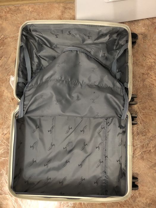 Вместительный крепкий  компактный чемодан