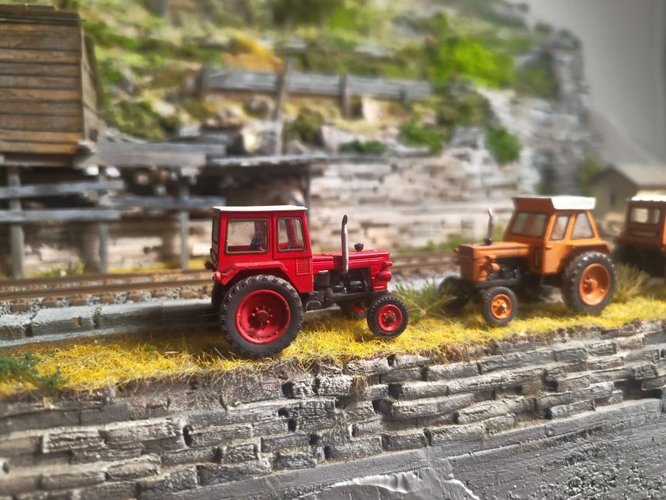 Macheta auto la scara 1/87 a tractorului UTB trenuleț electric