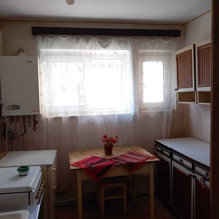 Apartament 2 camere, bucătărie, baie, hol acces, balcon, boxă subsol.
