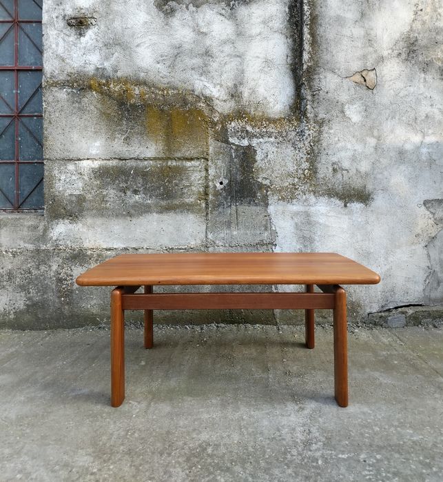 Măsuță veche din lemn masiv de tec, BURCHARDT -NIELSEN, stil Mid-Century
L= 133 cm,  l= 76 cm,  H= 54 cm.
2100 lei