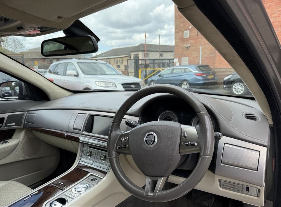 JAGUAR XF Luxury Premium 2.7 V6 - Diesel - Auto Padele F 1 - Bi - Xenon - Racire Scaune + Masaj - Jante 19 - Carte Intraga -