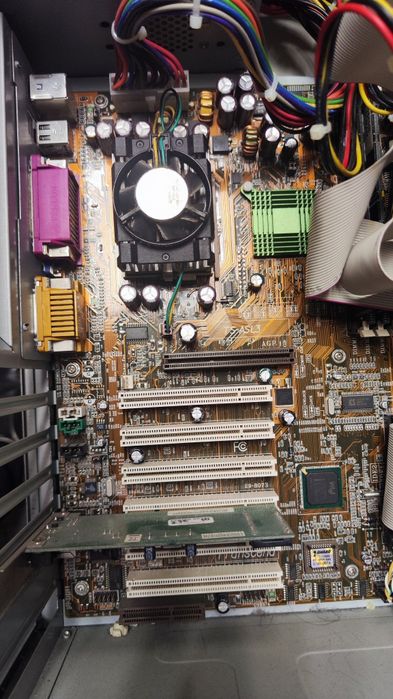 Pentium III ретро компьютер.