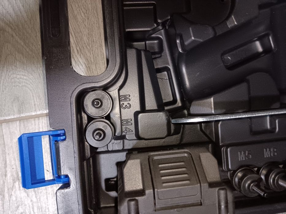 Masina de nituit/capsat M3 - M12