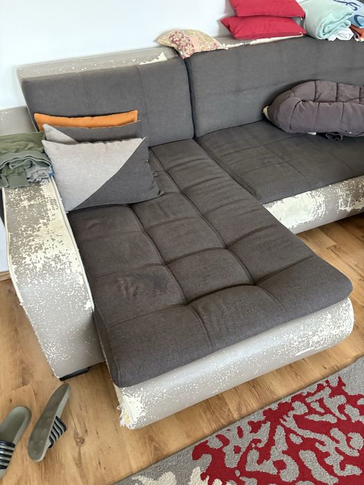 Donez Colțar. Urme de uzura de la pisici. Este zgariat !