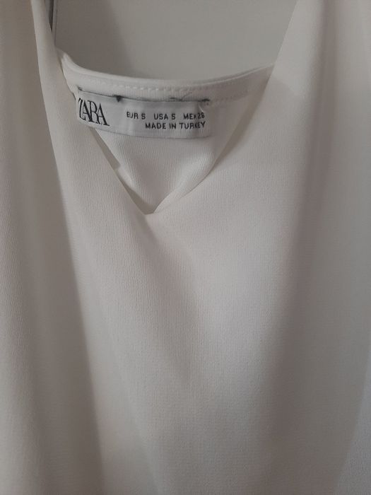 Бяла рокля Zara.