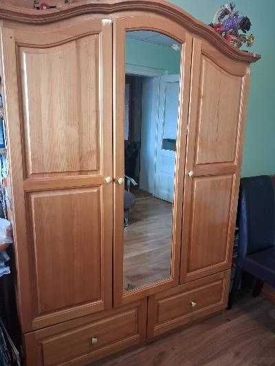 Мебели обзавеждане за детска стая - две легла с матраци, гардероб, ракла, бюро, естествено дърво
