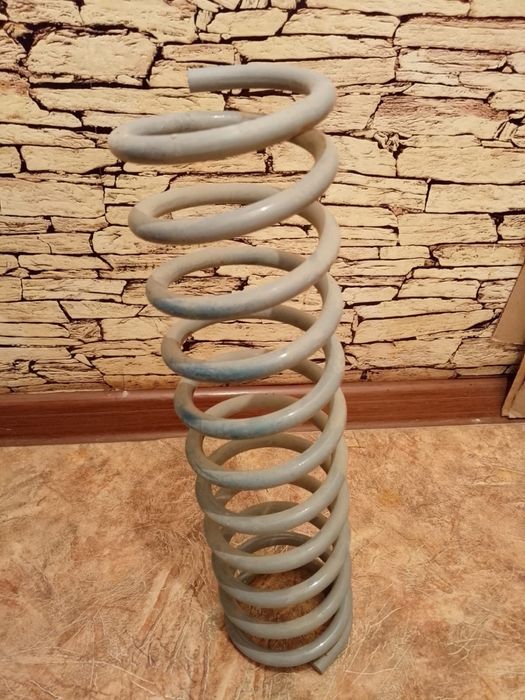 летние шины автомобиля пружен для гранта