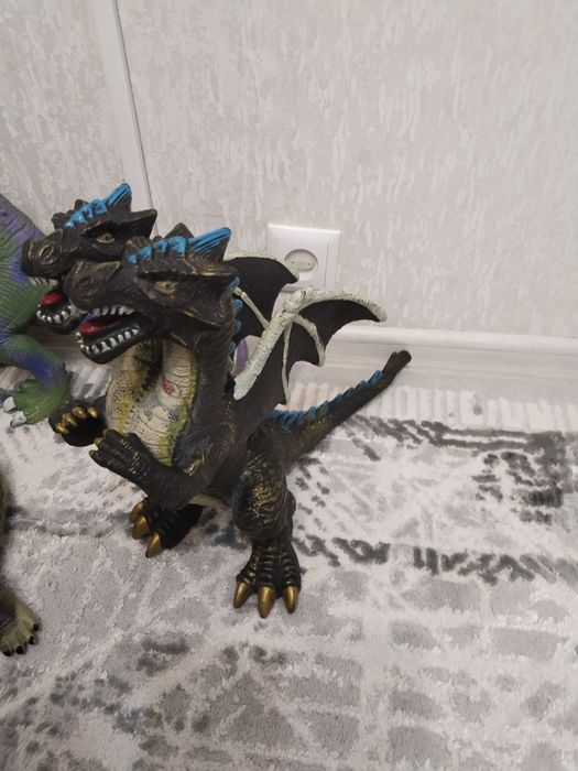 Продам игрушки резиновые динозавры