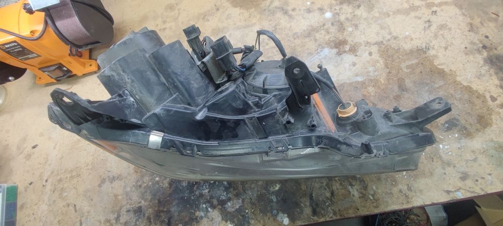 Фара Mitsubishi Outlander