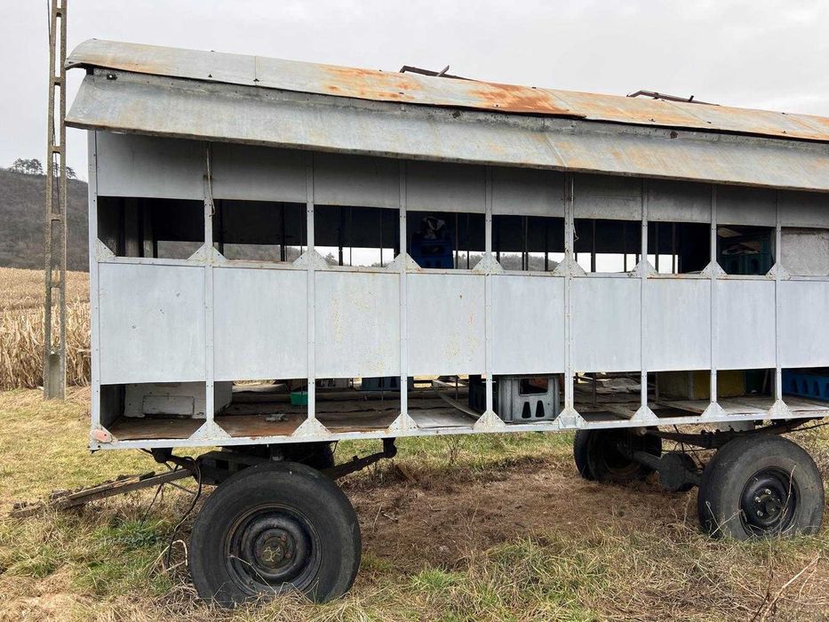 Pavilion apicol, stupi (cutii), centrifugă