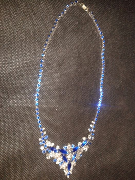 Колье продается.