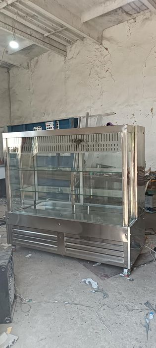 Vetrina xaladelnik Tort va shirinliklar uchun