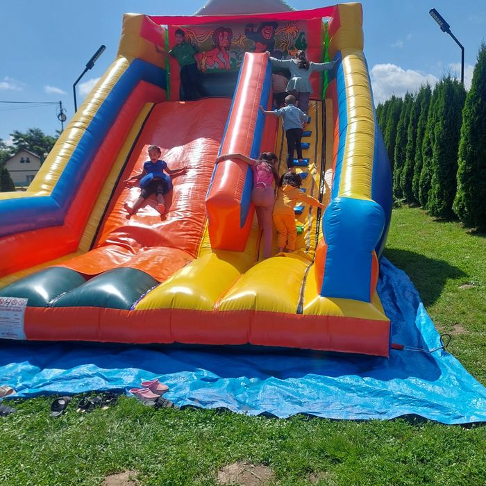 Tobogan gonflabil gicant de inchiriat și loc de joaca copii