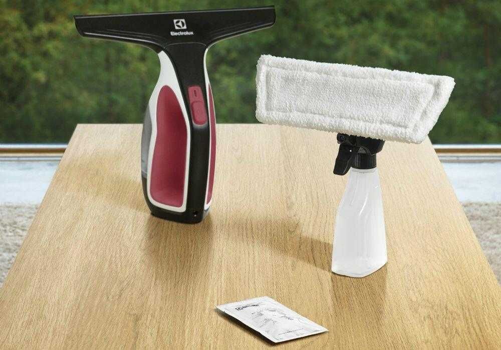 Aspirator de geamuri si suprafete Electrolux WS71-4CR