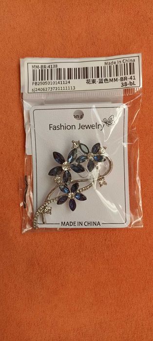 Много красива брошка