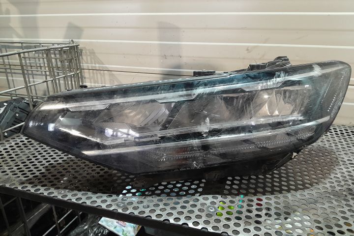 Far stanga 3G1941035P CU DEFECT Volkswagen VW Passat B8