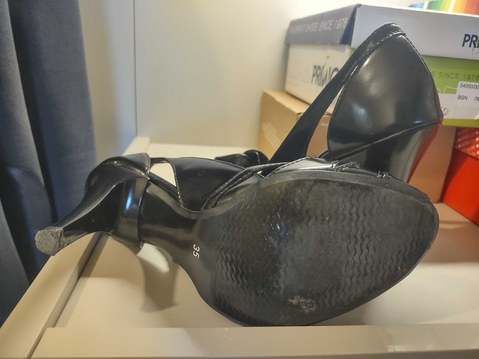 Официални черни лачени дамски обувки на висок ток