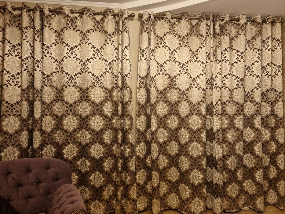 Шторы/ портьеры.  Из плотной ткани. На лювкрсах