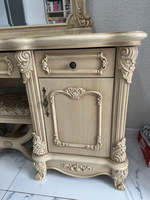 Трюмо с зеркалом, банкетка.