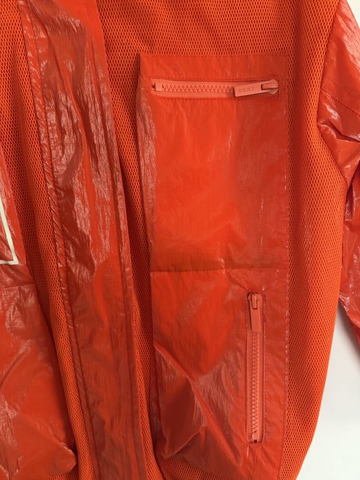 Яке за момиче DKNY