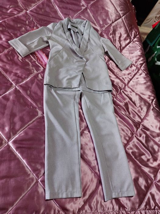 Продам брючный костюм