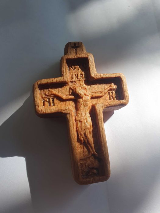 Cruci sculptate din lemn de fag 6x4 cm, finisate cu ceara de albine